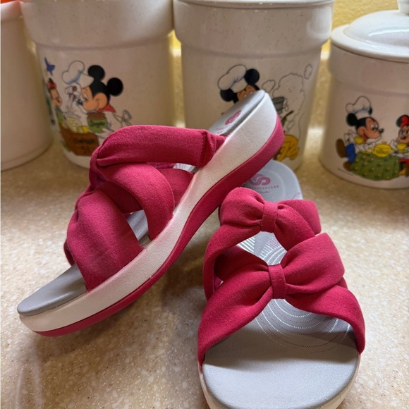 Cloud Steppers by Clarks Pink Bow Women's Sandals Comfortable Shoes Sz 9 Slip on - Picture 2 of 14